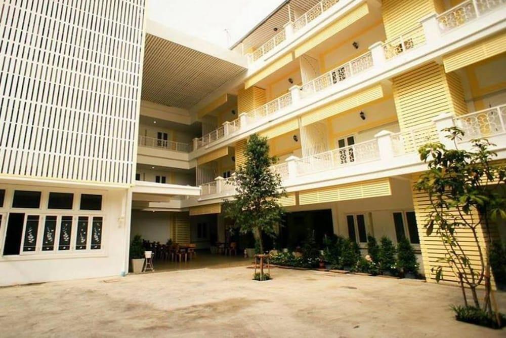 Sri Krungthep Hotel Bangkok Bagian luar foto