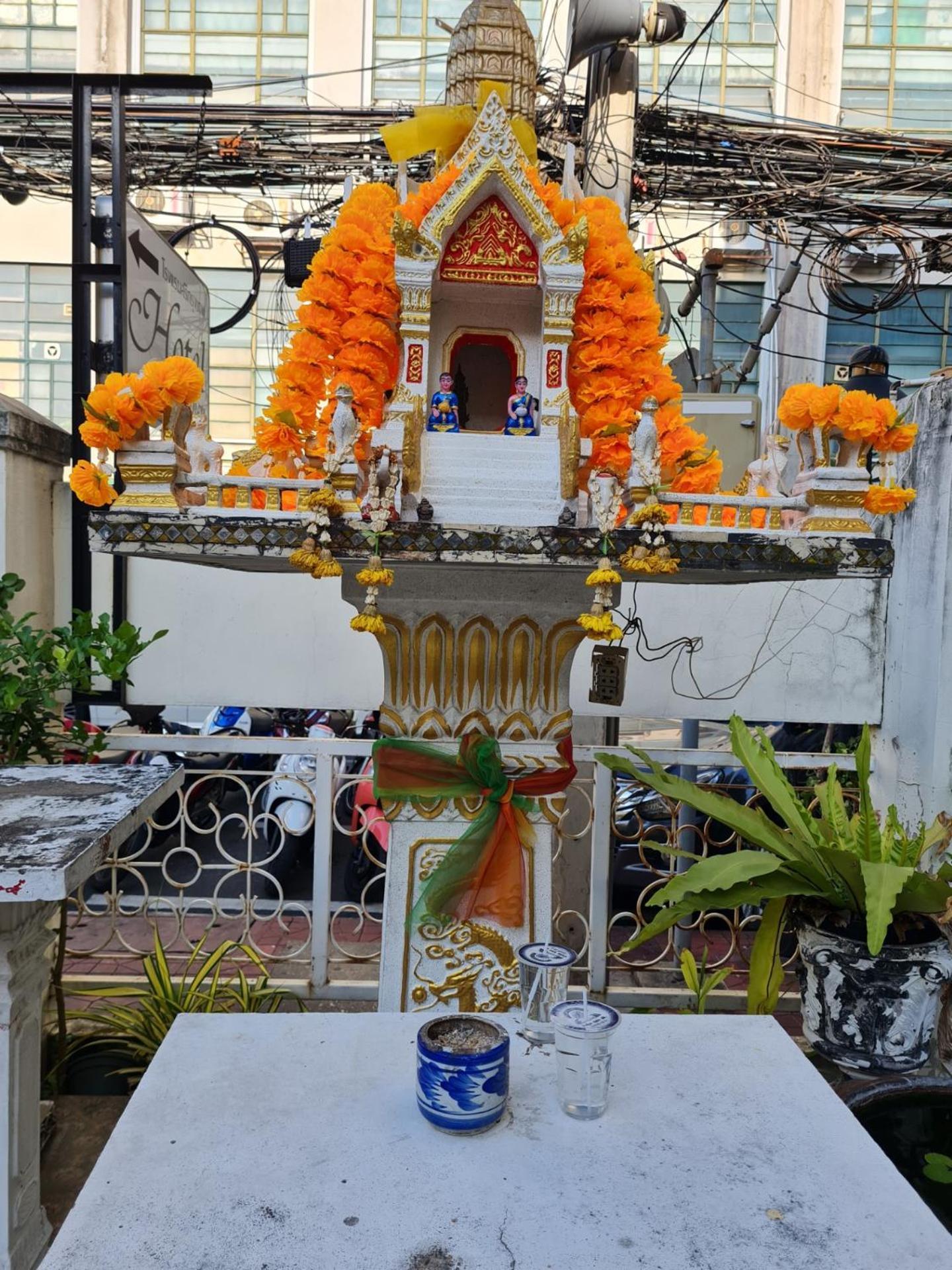 Sri Krungthep Hotel Bangkok Bagian luar foto